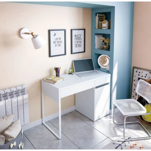 Escritorio con cajones y estante 