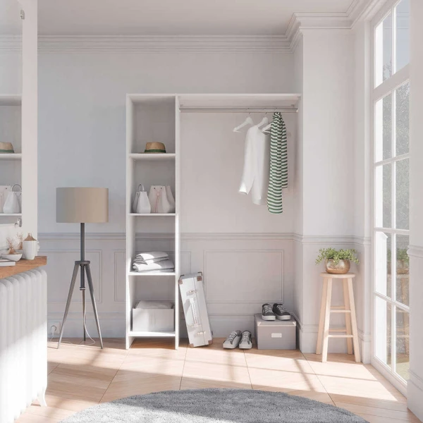 Kit de armario DELTA blanco en dormitorio luminoso con estantes, barra colgadora y espacio organizado.