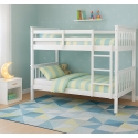 Litera de madera Minerva Vicawu en dormitorio decorado con camas vestidas com ropa de cama a rayas