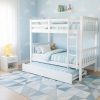 Litera de madera Minerva Vicawu con cama nido en dormitorio decorado con ropa de cama pastel