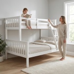 Litera matrimonial de madera Arenas Vicawu blanca en dormitorio infantil con escalera lateral