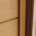 Detalle de puerta corredera del armario Genius en roble canela, acabado elegante y resistente