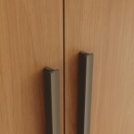 Detalle de tiradores del Armario Blenda Vicawu con acabado marrón y estilo minimalista